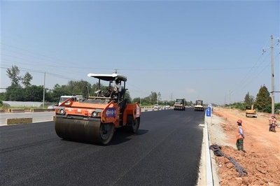 新洲陽(yáng)大公路工程開(kāi)始攤鋪瀝青,年底可達(dá)到主線通車(chē)目標(biāo)