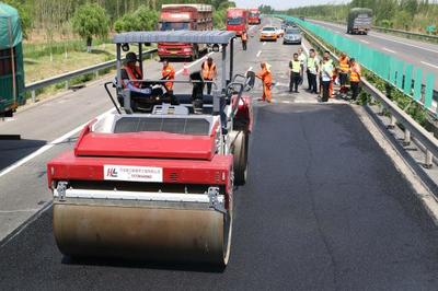 烈日下堅守 衡德高速公路路面及橋面病害處治工程進行中