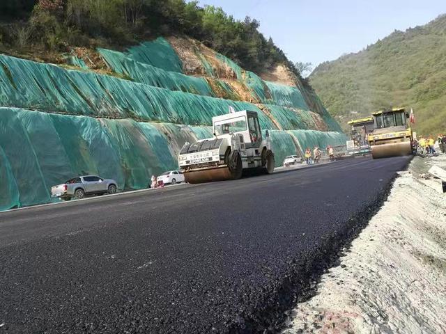 國道324線安龍公路管理段實施瀝青路面修復(fù)養(yǎng)護工程 讓群.