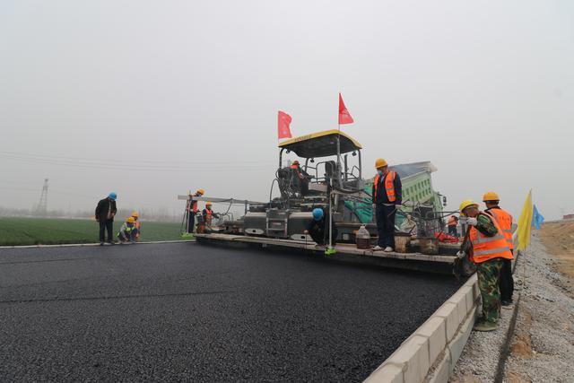 通車倒計(jì)時(shí)!董梁高速寧梁段全線開始瀝青路面攤鋪