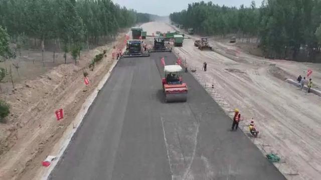 邯港高速公路衡水段:路面工程試驗(yàn)段鋪筑施工如火如荼