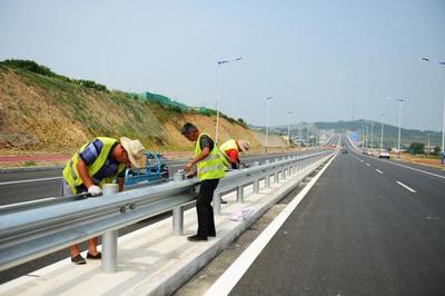 煙臺濱海路蓬萊段公路工程完成全路段瀝青鋪設，助力區域交通升級